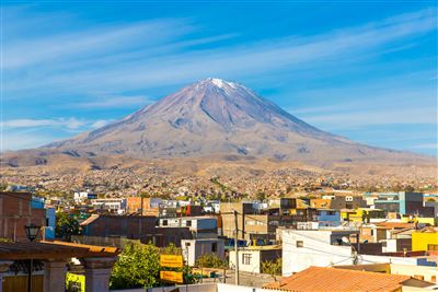 Arequipa mit Vulkan im Hintergrund